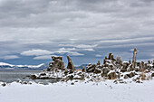 Tufa Gebilde im Schnee am Mono Lake, Eastern Sierra Nevada, Lone Pine, Kalifornien, USA, Amerika