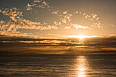 Umriss von La Gomera und Atlantischer Ozean bei Sonnenaufgang, nahe San Sebastian, La Gomera, Kanarische Inseln, Spanien, Europa