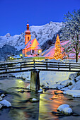 Beleuchtete Kirche von Ramsau vor Gipfel der Reiteralm, Ramsau, Berchtesgadener Alpen, Oberbayern, Bayern, Deutschland