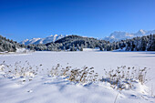 Snow covered lake Geroldsee with Karwendel range in background, lake Geroldsee, Werdenfels, Upper Bavaria, Bavaria, Germany