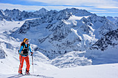 Frau auf Skitour steigt zu Breiter Grieskogel auf, Stubaier Alpen mit Schrankogel im Hintergrund, Breiter Grieskogel, Stubaier Alpen, Tirol, Österreich