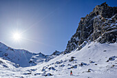 Frau auf Skitour steigt zu Geier auf, Lizumer Reckner im Hintergrund, Geier, Tuxer Alpen, Tirol, Österreich
