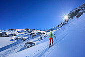 Frau auf Skitour steigt zur Hochfeldscharte auf, Sittersbachtal, Hochfeldscharte, Nationalpark Berchtesgaden, Berchtesgadener Alpen, Oberbayern, Bayern, Deutschland