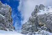 Mehrere Personen auf Skitour in der Forca del Palone, Forca del Palone, Julische Alpen, Friaul, Italien