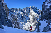 Frau auf Skitour steigt zur Sella Nabois auf, Sella Nabois, Julische Alpen, Friaul, Italien