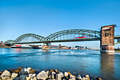Blick durch Südbrücke zum Rheinauhafen mit Kranhäusern, Dom, Köln, Nordrhein-Westfalen, Deutschland