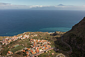 Blick vom Wanderweg zum Mirador de Abrante, Steilwand, in der Ferne der Pico del Teide, Teyde, höchste Berg Spaniens, Insel Teneriffa, unten liegt Agulo auf La Gomera, Kanaren, Kanarische , Inseln, Spanien