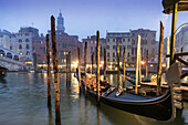 Gondola near Rialto bridge , Canal Grande at dusk, fog, gondola,  Venedig, Venezia, Venice, Italia, Europe
