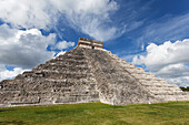 El Castillo, Chichen Itza archeological site, Yucatan, Mexico