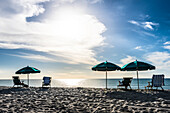 Sunshades and sunchairs on the beach at the Gulf of Mexico, Fort Myers Beach, Florida, USA