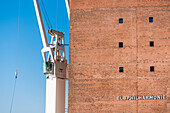 Blick auf die Elbphilharmonie mit Schriftzug und einen der alten Hafenkräne, Hamburg, Deutschland