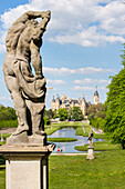 Schweriner Schloss mit Residenzensemble, Schlossgarten mit Kreuzkanal und allegorischen Figuren, Landeshauptstadt, Mecklenburgische Seen, Mecklenburgisches Seenland, Schwerin, Mecklenburg-Vorpommern, Deutschland, Europa