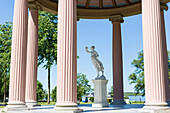 Schlosspark mit Hebetempel in Neustrelitz, Statue preußische Königin Luise von Mecklenburg-Strelitz, Mecklenburgische Seen, Mecklenburgisches Seenland, Mecklenburgische Seenplatte, Mecklenburg-Vorpommern, Deutschland, Europa