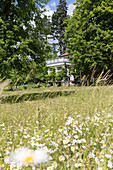 Carwitz, Fallada-Museum, Blick auf die Veranda mit blühenden Beeten davor, Ostmecklenburg, Mecklenburgische Seenplatte, Mecklenburgische Seen, Carwitz, Mecklenburg-Vorpommern, Deutschland, Europa