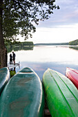 Canoes, lakeshore, couple, campung ground, lake Carwitzer See, Mecklenburg lakes, Mecklenburg lake district, Carwitz, Mecklenburg-West Pomerania, Germany, Europe