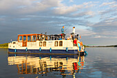 Family fishing from boat, houseboat tour, lake Kleine Müritz, Kuhnle-Tours, Mecklenburg lakes, Mecklenburg lake district, MR, Vipperow, Mecklenburg-West Pomerania, Germany, Europe