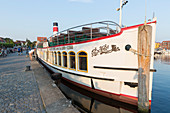 Stadthafen von Waren, Schiff, Mecklenburgische Seenplatte, Mecklenburgische Seen, Mecklenburg-Vorpommern, Waren, Deutschland, Europa