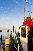 Marina am Plauer See, Mann blickt auf den See, Blick auf die Müritz, rotes Boot, Mecklenburgische Seenplatte, Mecklenburgische Seen, Plau am See, Mecklenburgische Seenplatte, Mecklenburgische Seen, Parchim, Mecklenburg-Vorpommern, Deutschland, Europa