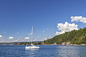 Segelboot in Toscolano-Maderno am Gardasee, Oberitalienische Seen, Lombardei, Norditalien, Italien, Südeuropa, Europa