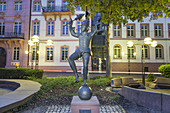 'Skulptur ''Bajazz mit Laterne'' am Fastnachtsbrunnen in der Mainzer Altstadt, Schillerplatz in Mainz, Rheinland-Pfalz, Deutschland, Europa '