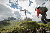 Young woman hiking up to the Kratzer in the Alps