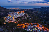 Blick über Frigiliana zum Mittelmeer, pueblo blanco, weißes Dorf, Costa del Sol, Provinz Malaga, Andalusien, Spanien, Europa
