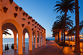 Arkaden, Palmen, Balcon de Europa, Aussichtspunkt zum Mittelmeer, Nerja, Costa del Sol, Provinz Malaga, Andalusien, Spanien, Europa