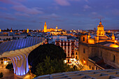 Metropol Parasol, viewing platform, Plaza de la Encarnacion, modern achitecture, architect Juergen Mayer Hermann, view to the old town with cathedral, Seville, Andalucia, Spain, Europe