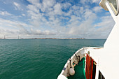 Fährschiff von Puerto de Santa Maria nach Cadiz, Cadiz am Horizont, Provinz Cadiz, Andalucia, Spain, Europe