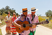 Pilger mit Gitarren, El Rocio, Wallfahrt nach El Rocio, Fest, Pfingsten, Provinz Huelva, Provinz Sevilla, Andalusien, Spanien, Europa