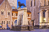 Braunschweiger Löwe auf dem Burgplatz mit Burg Dankwardrode und Dom St. Blasii, Braunschweig, Niedersachsen, Norddeutschland, Deutschland, Europa