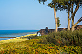 Reetgedecktes Haus am Strand in Ahrenshoop, , Fischland, Ostsee, Mecklenburg-Vorpommern, Deutschland