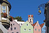 Erker des Rathaus (links, Fassaden in der Ritterstrasse und Turm des Hohen Schloß, Altstadt von Füssen mit Lech, Oberallgäu, Allgäu, Schwaben