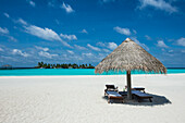 Parasol on a white sand beach and turquoise water, Sun Island Resort, Nalaguraidhoo island, Ari atoll, Maldives, Indian Ocean, Asia