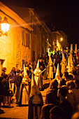 Büßer, Nazarenos, in ihren typischen Büßergewändern bei Prozession, Semana Santa, Karfreitag, Pollença, Mallorca, Balearen, Spanien