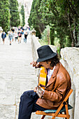 Flamencospieler auf der Treppe zum Kalvarienberg, Pollença, Mallorca, Balearen, Spanien