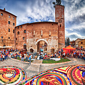Europa, Umbrien, Italien, Bezirk Perugia, Spello Künstlerische heilige Gestalten mit Blumen anlässlich des Corpus Christi