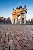 Mailand, Lombardei, Italien, Porta Sempione oder Arco della Pace bei Sonnenaufgang