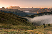 Europa, Italien, Trentino Südtirol, Provinz Bozen, Sonnenaufgang vom Sella Pass