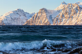 Die Wellen brechen an der windigen Küste, Spaknesora naturreservat, Djupvik, Lyngenfjord, Lyngen Alpen, Troms, Norwegen, Lappland, Europa