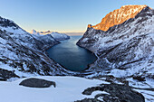 Blick auf Oyfjorden während der letzten Sonne, die die Gipfel erleuchtet, Barden, Mefjordbotn, Mefjorden, Senja, Norwegen, Europa