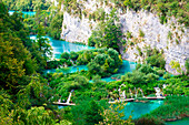 Plitvicer Seen, Kroatien, Europa, Touristen zu Fuß auf dem Pier in der Mitte der türkisfarbenen Seen