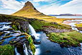 Kirkjufell Berg, Snaefellsnes Halbinsel, Island, Landschaft mit Wasserfällen, lange Belichtung in einem sonnigen Tag
