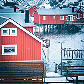 Nusfjord, roter Rorbuer und Stockfisch, Lofoten, Norwegen