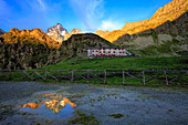 Sonnenaufgang im Pian del Re Tal, Dorf Crissolo, Bezirk Cuneo, Piemont, Italien