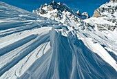 Boccarecchio Peak bedeckt mit einem Schnee und Eis jetzt durch den Wind geformt, Alpe Devero Naturpark, Piemont, Italien
