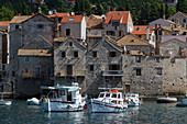 Ansicht von Komiza Dorf, Komiza, Vis, Vis Insel, Split-Dalmatien Grafschaft, Dalmatien Region, Kroatien, Europa