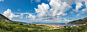 Panoramika Blick auf Komiza Dorf und seine Bucht, Komiza, Vis, Vis Insel, Split-Dalmatien Grafschaft, Dalmatien Region, Kroatien, Europa