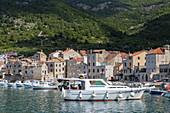 Ansicht von Komiza Dorf, Komiza, Vis, Vis Insel, Split-Dalmatien Grafschaft, Dalmatien Region, Kroatien, Europa