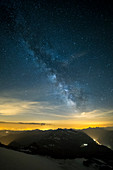 Der Sternenhimmel und die Milchstraße von der Gnifetti-Zuflucht im Monte Rosa-Massiv, Gressoney, Lys-Tal, Provinz Aosta, Aostatal, Italien, Europa